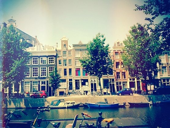 20 Amazing Pictures of Amsterdam's Red Light District: The beautiful houses, canals and boats