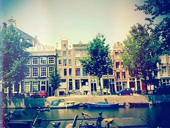 20 Amazing Pictures of Amsterdam's Red Light District: The beautiful houses, canals and boats