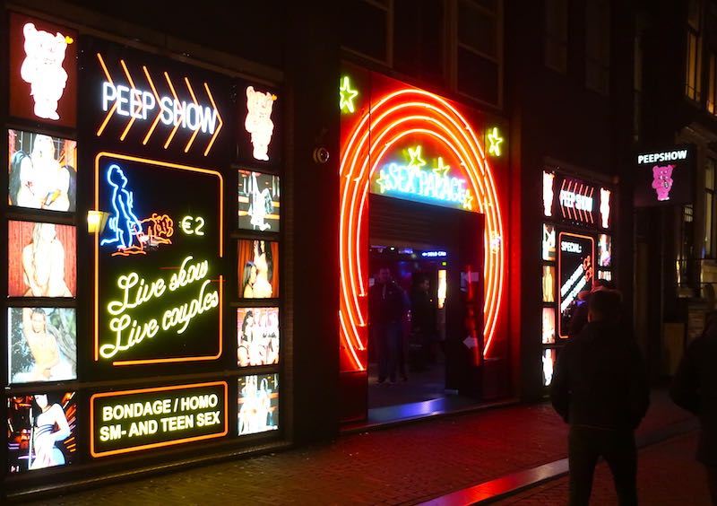 800px x 564px - Amsterdam Peep Show In The Heart Of The Red Light District ...