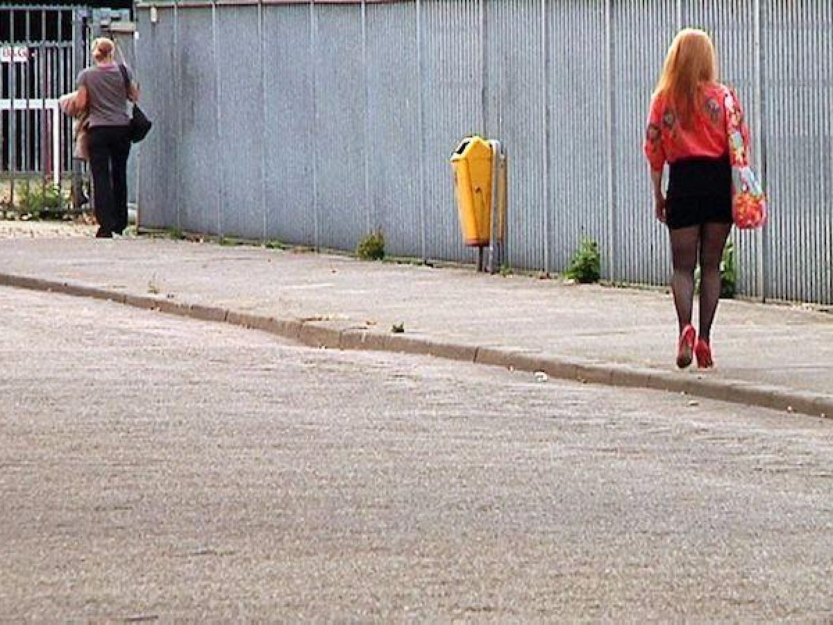 Die Geile Straßen Prostituierte Wartet