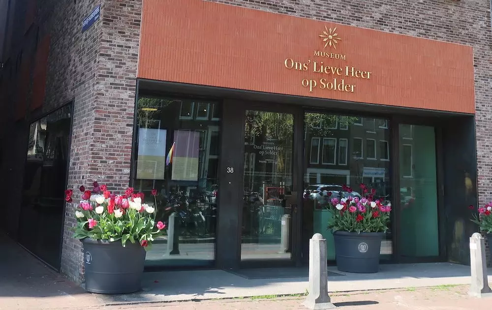 de ingang van Museum Ons' Lieve Heer op Solder (Our Lord in the Attic) op de Wallen in Amsterdam