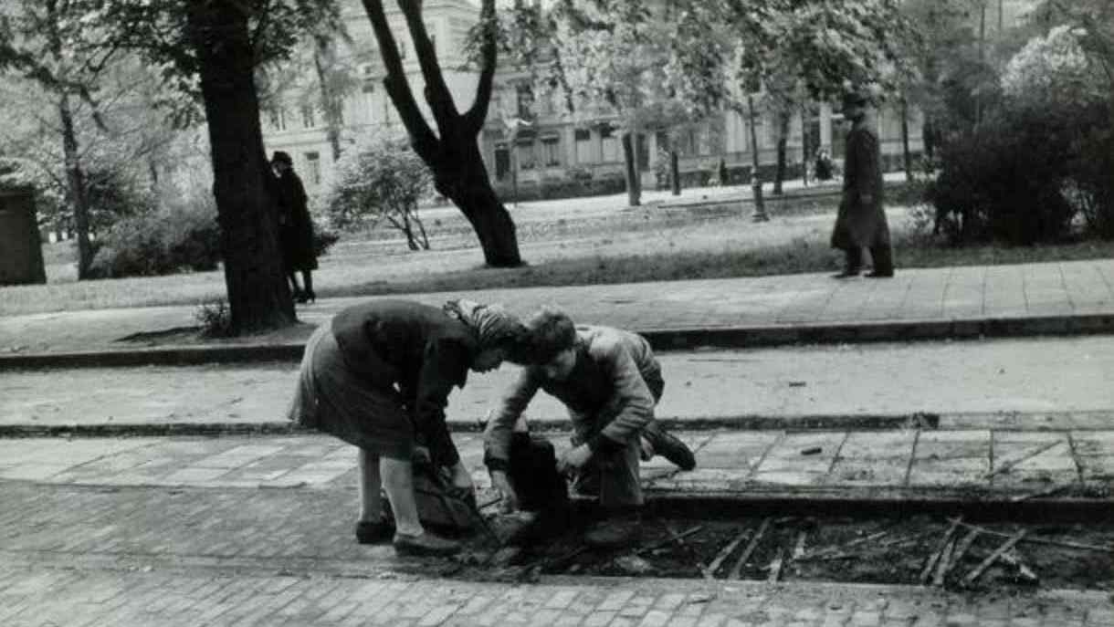 Amsterdam history hunger winter