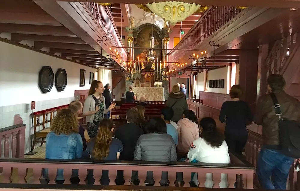 het interieur van de schuilkerk op zolder met altaar en kerkbanken in het museum Our Lord in the Attic in Amsterdam
