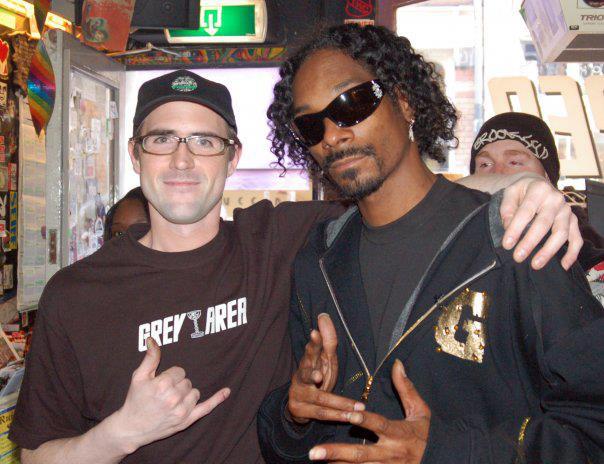 Snoop Dogg in Amsterdam coffeeshop Grey Area with one of the employees.