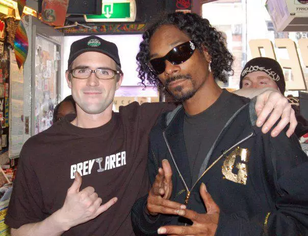 Snoop Dogg in Amsterdam coffeeshop Grey Area with one of the employees.