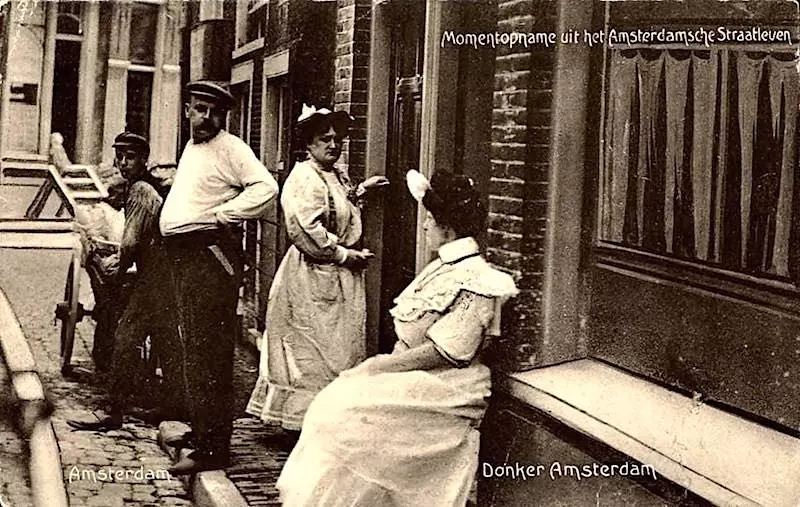 Vintage-Foto um 1900 vom Amsterdamer Straßenleben im alten Rotlichtviertel (Donker Amsterdam)