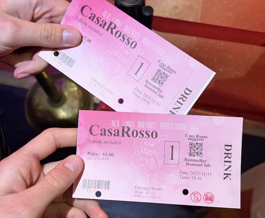 two pink entrance tickets of Casa Rosso Amsterdam hold by two hands