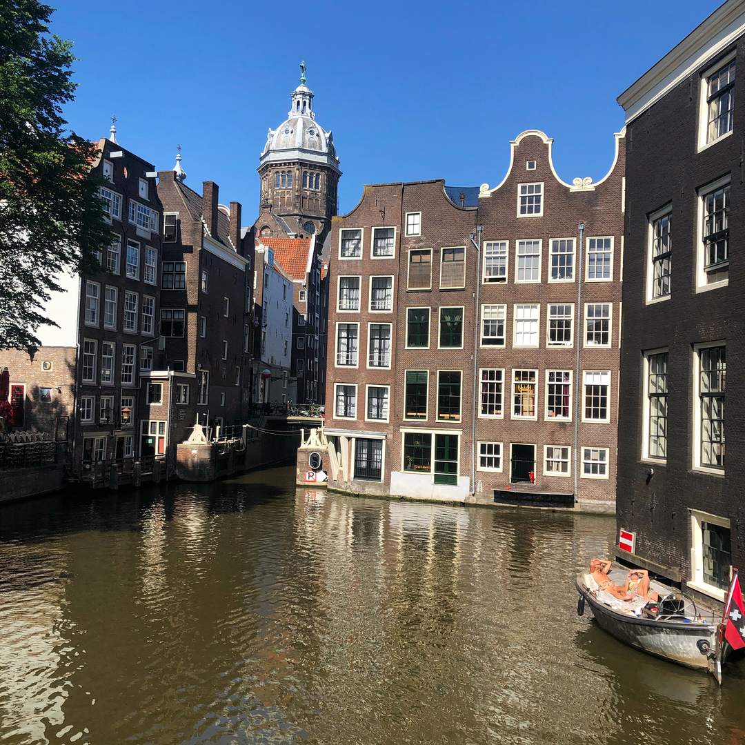 Das Rotlichtviertel bei Tag: die Gracht Oudezijds Kolk mit Blick auf die Sint-Nicolaasbasiliek in Amsterdam